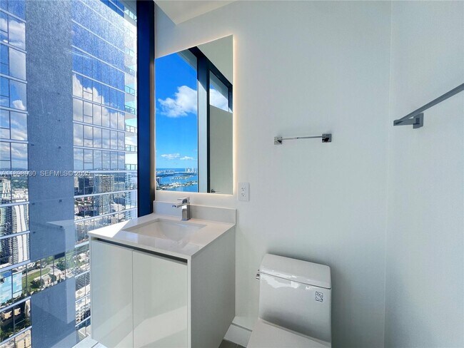 Building Photo - 700 NE 24th St