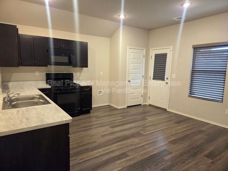 Building Photo - 9704 Saddle Dr