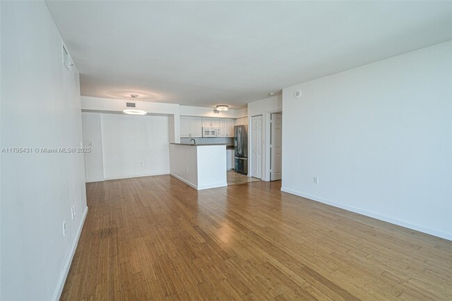 Building Photo - 1155 Brickell Bay Dr