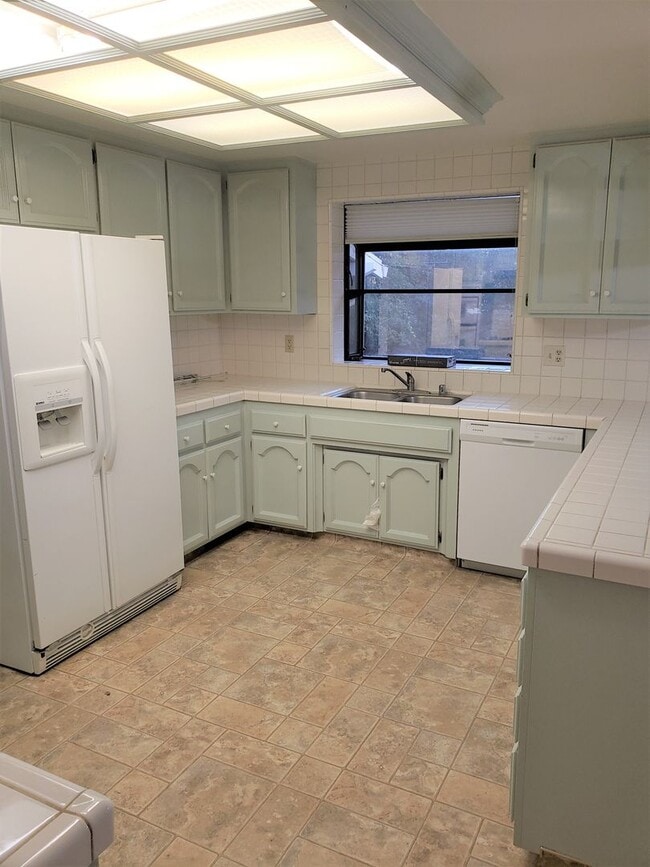 Building Photo - 4 bedroom 2 1/2 bath home in Sunset Oaks