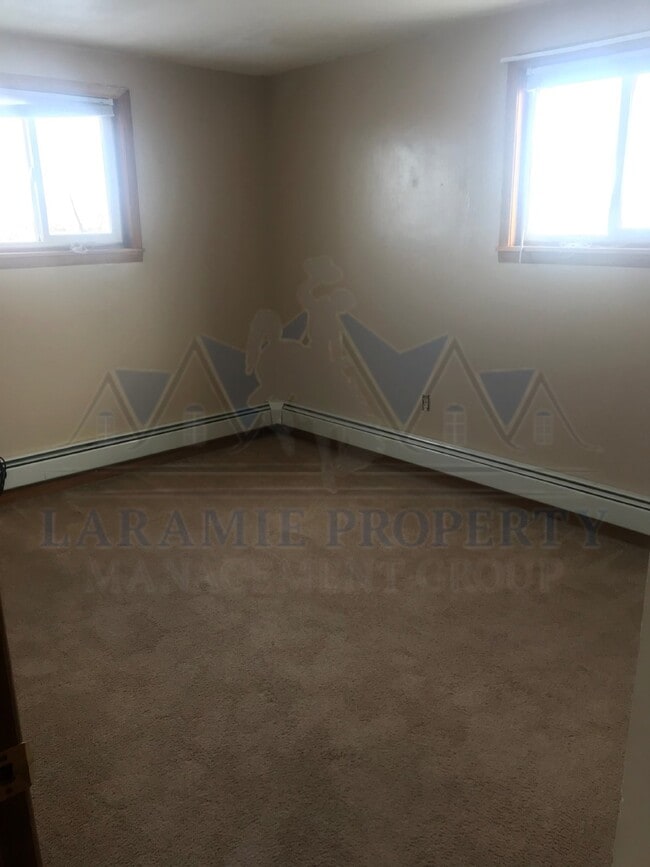 Building Photo - 2 Bed 1 Bath Apartment