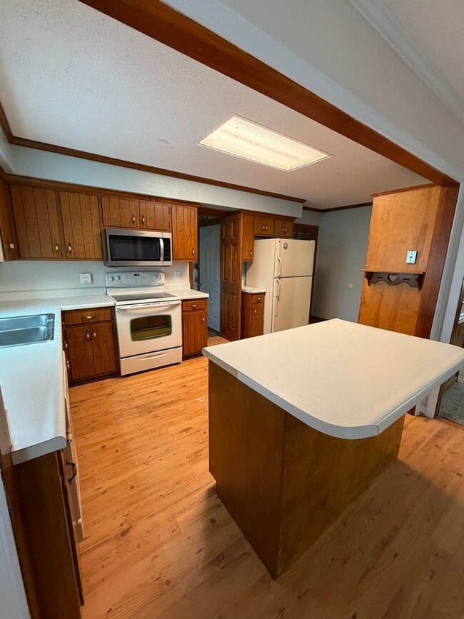 Building Photo - Spacious 3 Bedroom, 2 Bath Home on Over an Acre – Lawn Care Included!