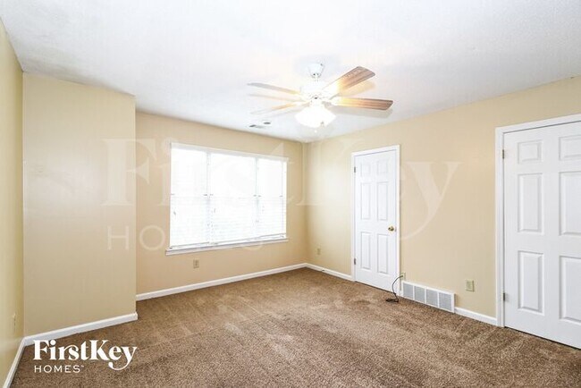 Building Photo - 700 Walnut Woods Cove S