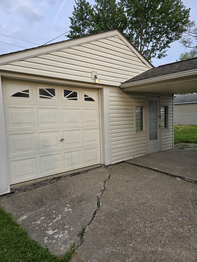 Building Photo - 23548 Lauren Ave