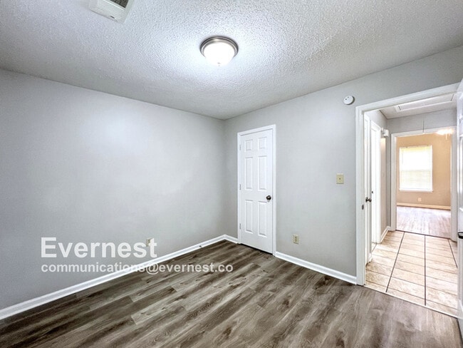 Building Photo - 7091 Foxhall Dr