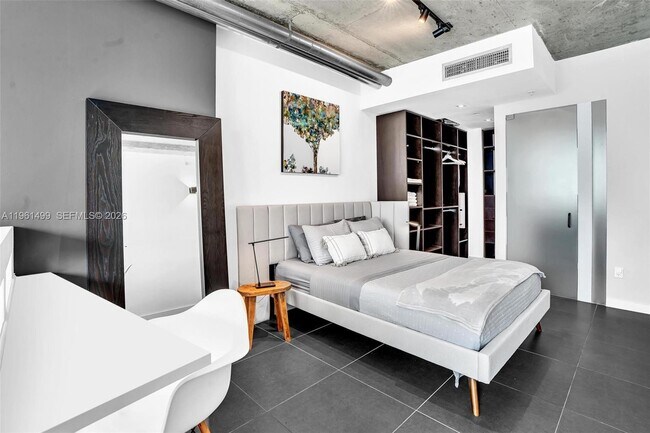 Building Photo - 690 SW 1st Ct