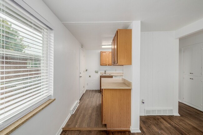 Building Photo - Remodeled 2 bedroom, 1 bath duplex for rent