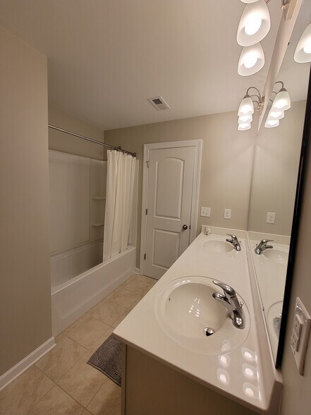 Building Photo - 5806 Clan Maclaine Dr