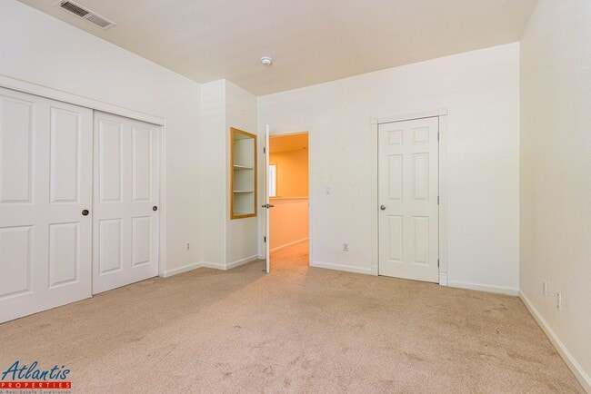 Building Photo - Desirable Evergreen Townhouse