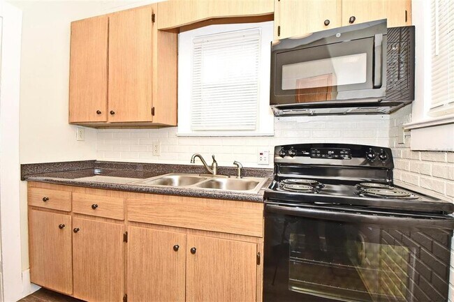 Building Photo - 1015 Martin St