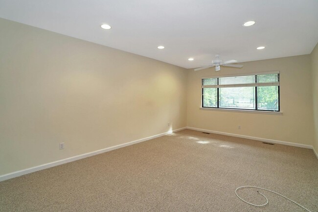 Building Photo - 23 Meadowood Dr