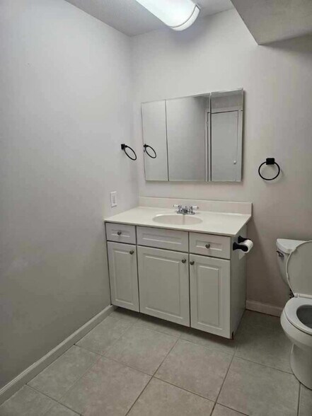 Building Photo - 40 Yorktown Dr