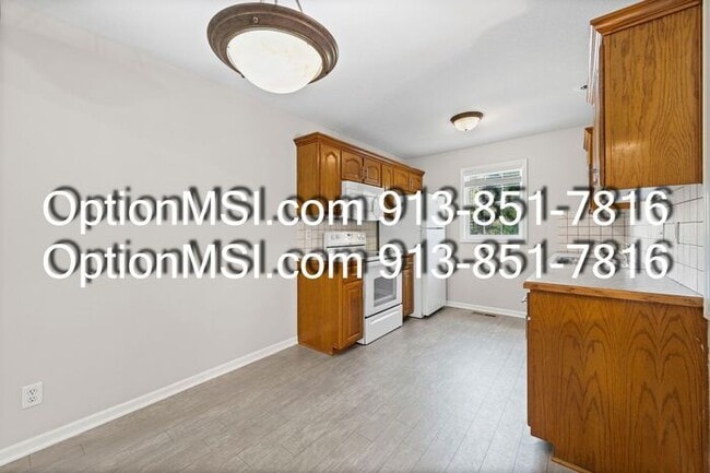 Building Photo - Welcome home to this beautifully maintaine...