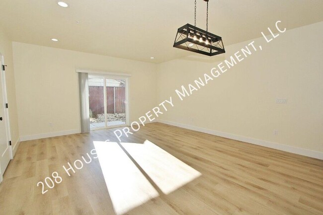 Building Photo - Immaculate Apartment w/2 Master Suites *75...