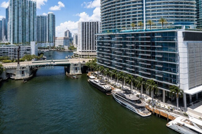Building Photo - 495 Brickell Ave