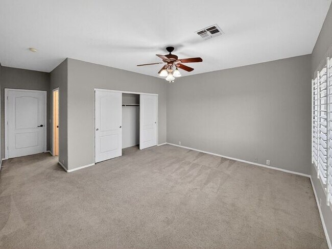 Building Photo - Charming 4 Bedrooms/ 3.5 Bath Home in Desirable Fox Crossing!!