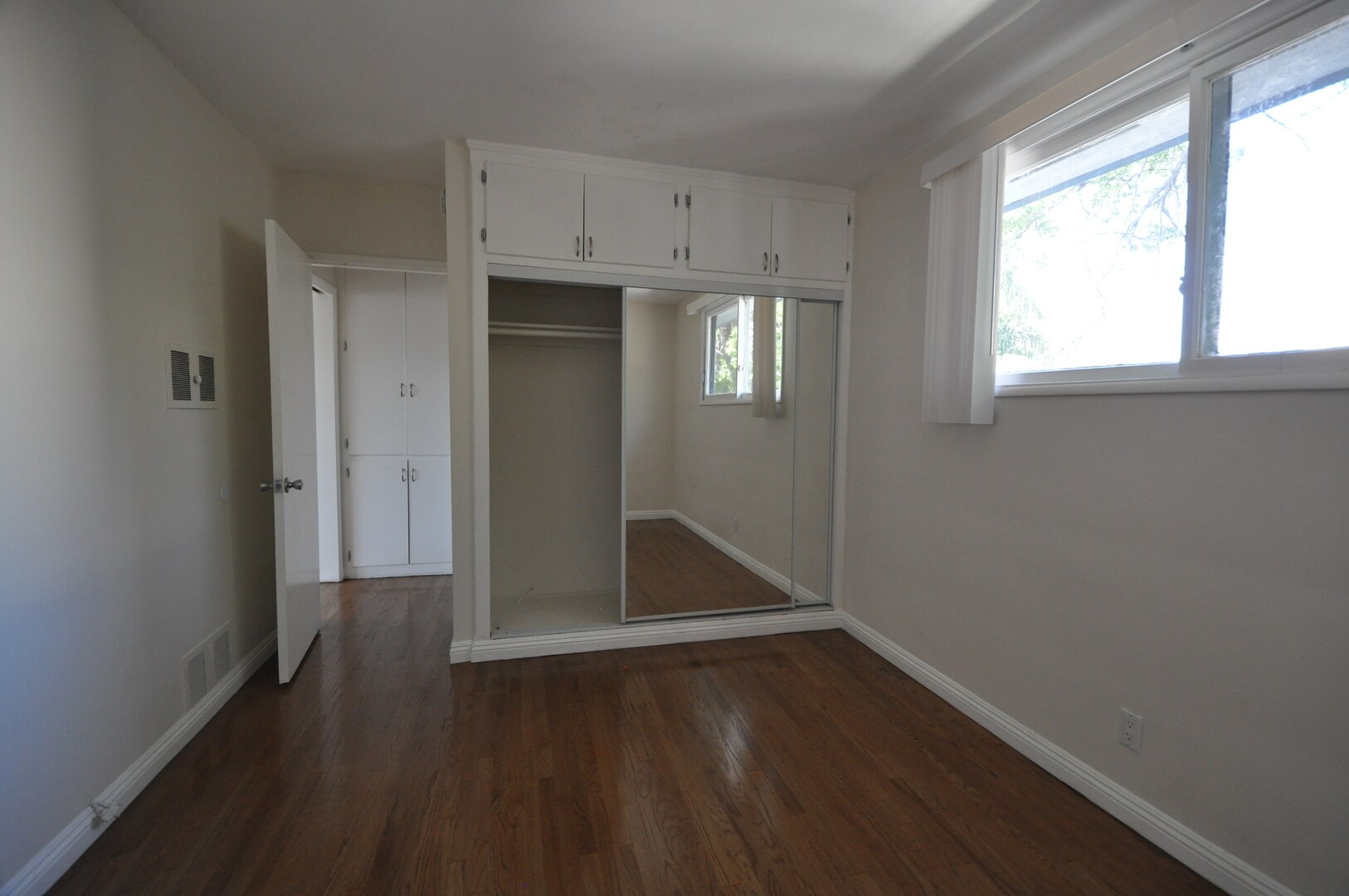 Building Photo - 10924 Camarillo St