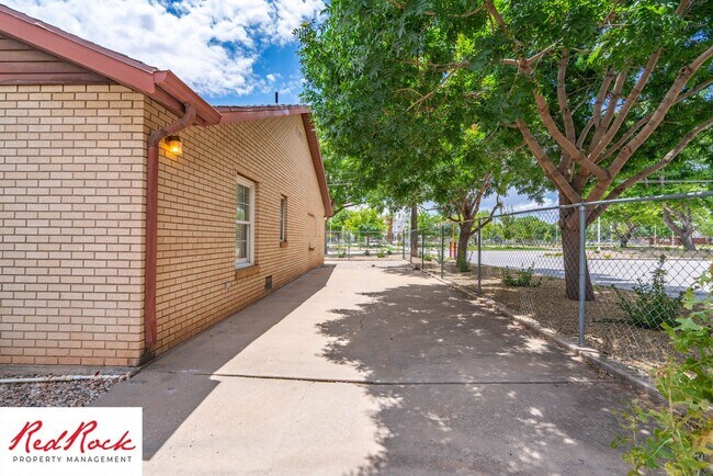 Building Photo - 3 Bedroom End Unit Home in Downtown St. Ge...