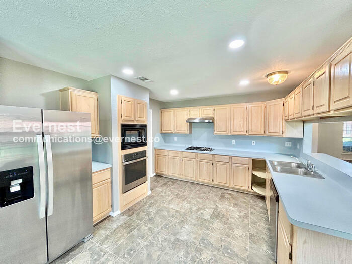 Building Photo - 1608 Willow Creek