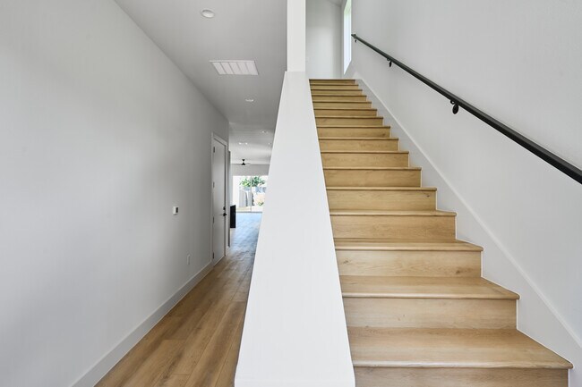 Building Photo - 412 Hackberry Ln