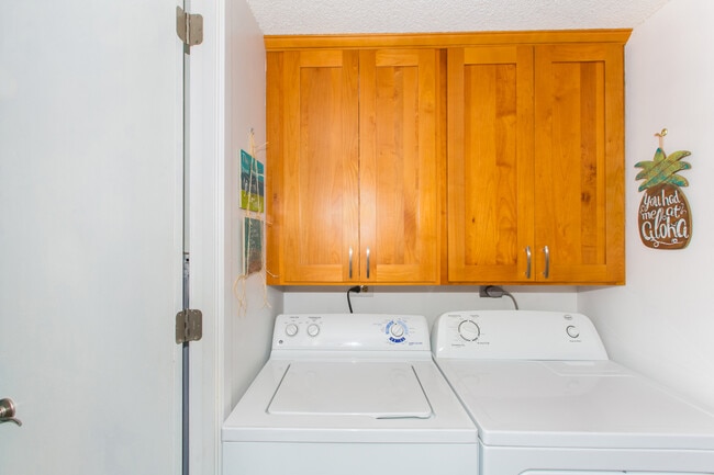 Building Photo - GROUND FLOOR FURNISHED 1/1 CONDO, 1 parkin...