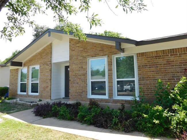 Primary Photo - 10100 Woodglen Dr