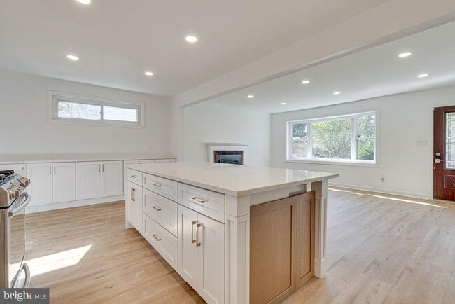 Building Photo - 869 Patrick Henry Dr