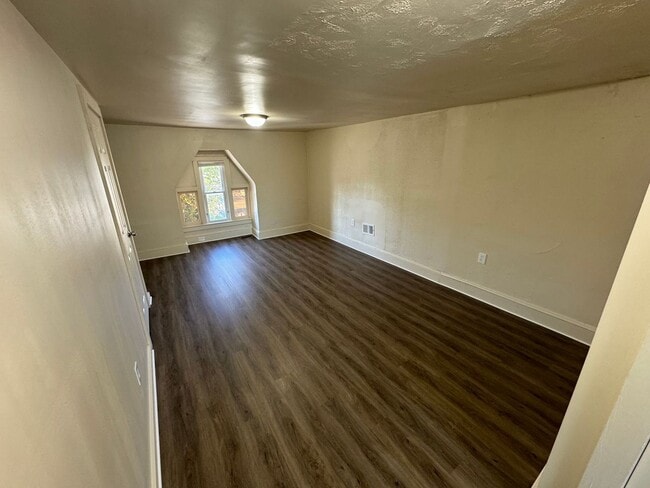 Building Photo - 1001 W 7th St