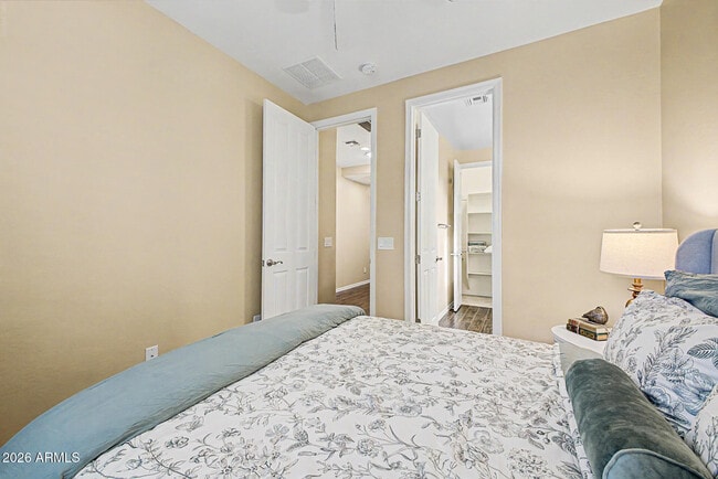 Building Photo - 3432 E Strawberry Dr