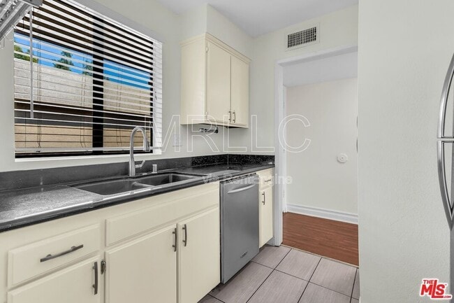 Building Photo - 15207 Magnolia Blvd