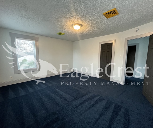 Building Photo - Comfortable 5 Bedroom Home with Modern Touches, Large Bedrooms & Front Porch