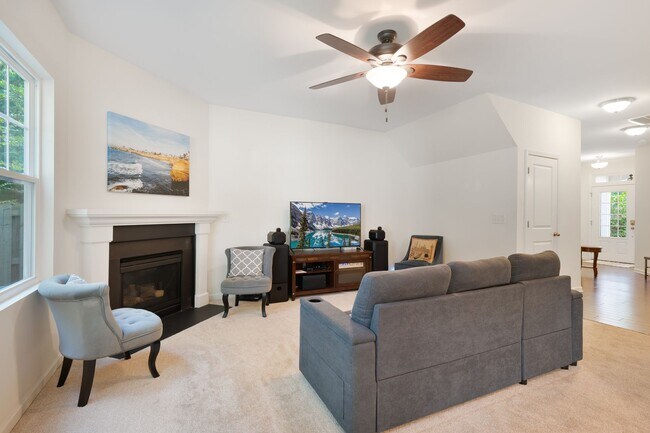 Building Photo - Incredible 3be/2.5ba House In Quiet Neighb...