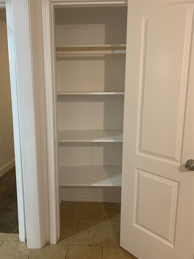 Building Photo - 10430 Wicklowe St