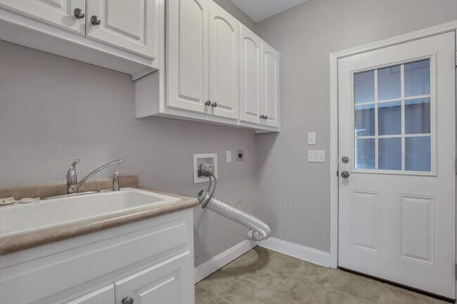 Building Photo - 1821 Old Carriage Trail