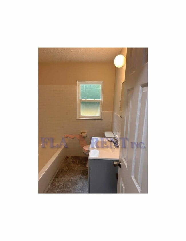 Building Photo - 4/2 Bungalow in Geneva!!