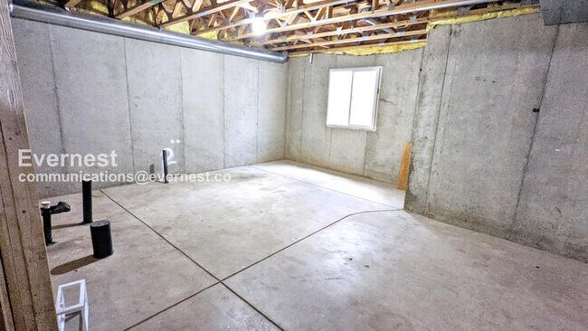 Building Photo - 3 Bed/2 Bath Townhome with Garage / Availa...