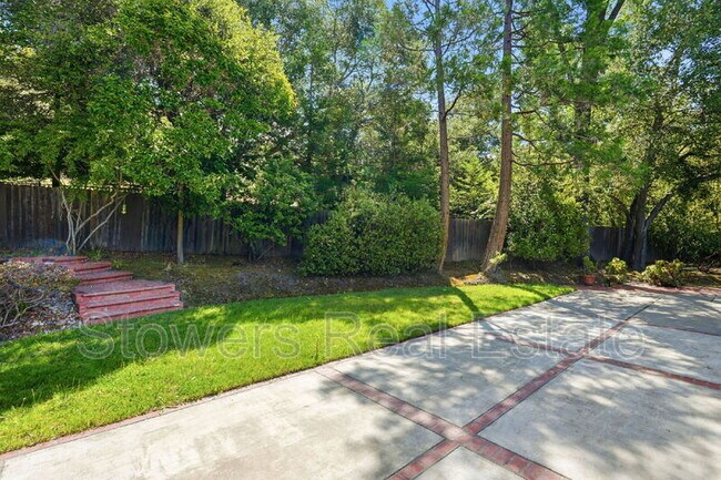 Building Photo - 10 Corte Del Rey