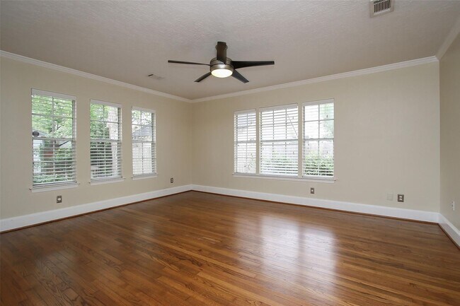 Building Photo - Beautifully updated 3BR/2BA Bungalow in de...