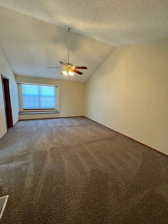 Building Photo - Charming 5 Bed 3 Bath House