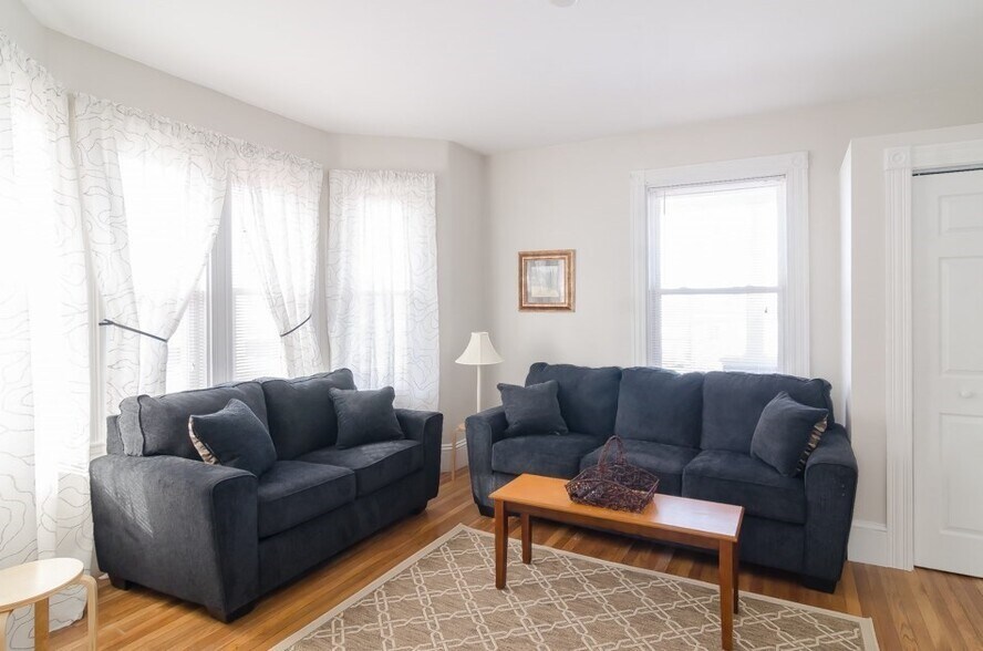 Primary Photo - 174 W Elm Ave
