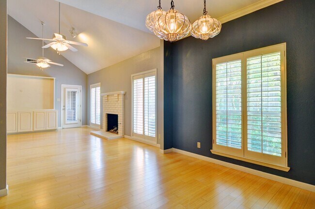 Building Photo - 3 Bedroom Home - Ridglea Country Club Estates