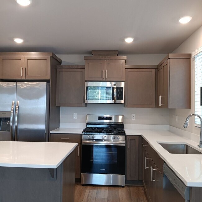 Building Photo - Beautiful Modern Home in Woodburn is Ready For You!!