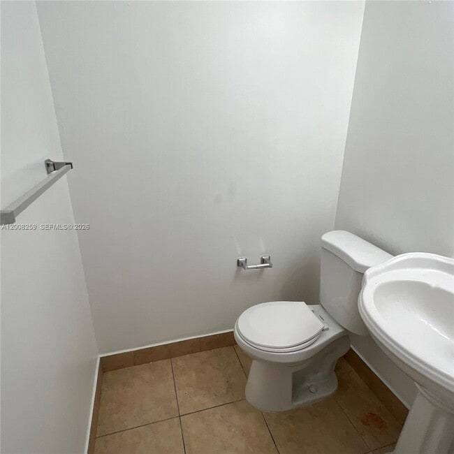 Building Photo - 6235 SW Kendale Lakes Cir