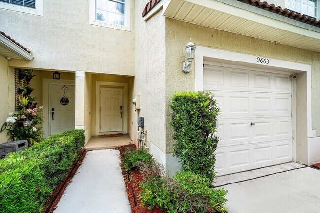 Building Photo - 9663 Lago Dr