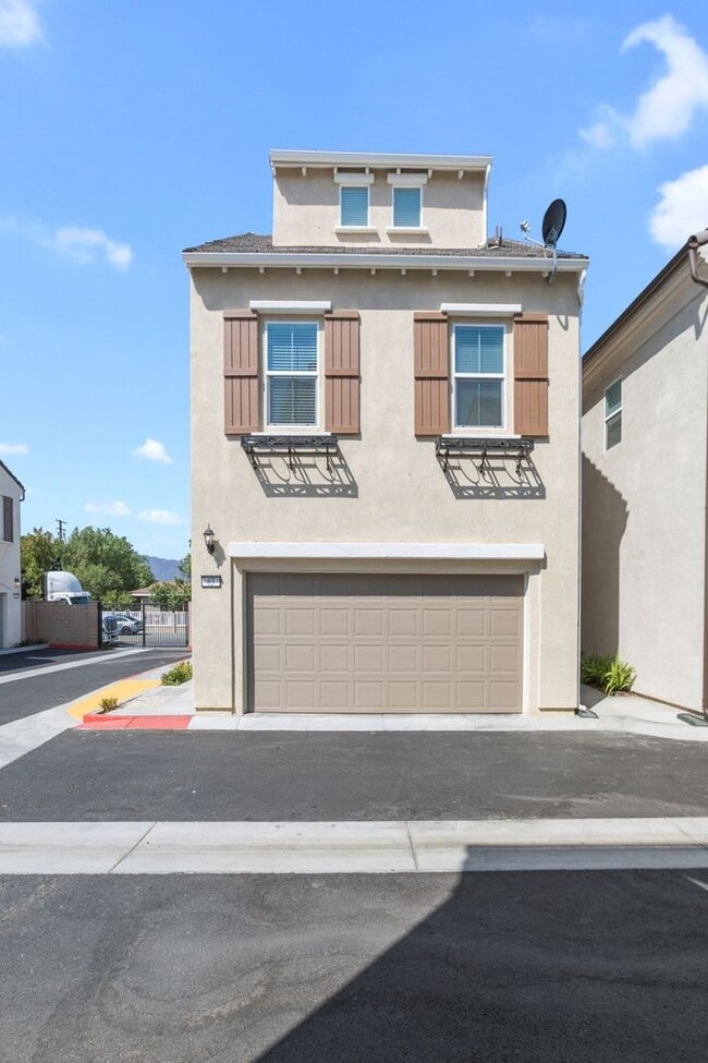 Building Photo - fantastic 4 bedroom 4 bath * solar home * ...