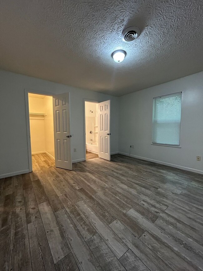Building Photo - 105 Howell Way