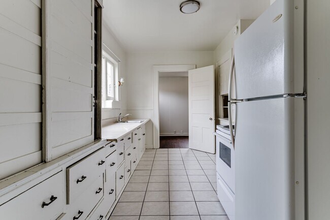 Building Photo - 4 Bedroom Ground Floor Apartment in Westside Neighborhood