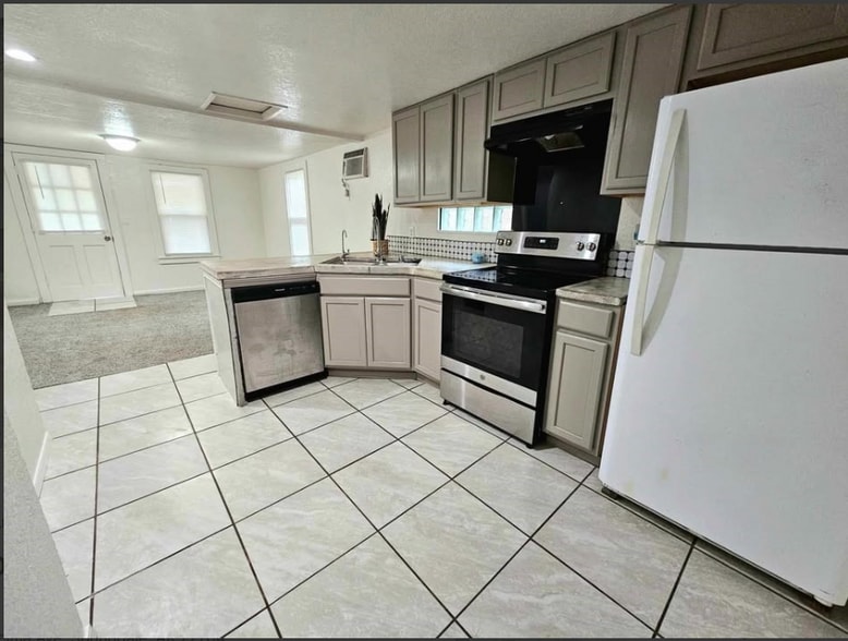 Kitchen - 424 E Velma Ave