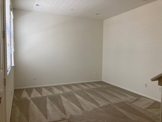 Building Photo - Newer Townhouse for lease in Eastvale.