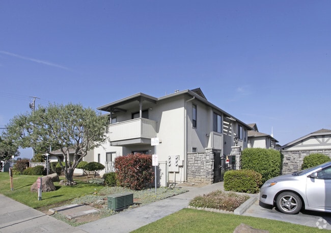 Primary Photo - Stonegate Apartments